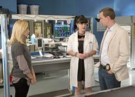 Navy CIS – Ein neuer Fall wartet auf McGee (Sean Murray, r.), Abby (Pauley Perrette, M.) und Eleonor (Emily Wickersham, l.) ...