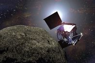 Rendezvous mit einem Asteroiden – Am 3. September 2018 erreicht die Raumsonde "Osiris-Rex" ihr Ziel: den Asteroiden Bennu. Doch statt der glatten, sandigen Oberfläche, wie anfangs von den Forschern angenommen, erwarten sie Unebenheiten und große Felsbrocken.