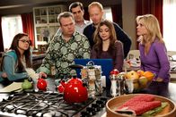 Modern Family – L-R: Alex Dunphy (Ariel Winter), Cameron Tucker (Eric Stonestreet), Phil Dunphy (Ty Burrell), Mitchell Pritchett (Jesse Tyler Ferguson), Haley Dunphy (Sarah Hyland), Claire Dunphy (Julie Bowen)
