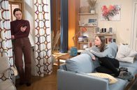 Rote Rosen – Franzi (Sofie Junker, l.) und Mia (Leonie Beuthner, r.) warten darauf, dass David sich meldet.