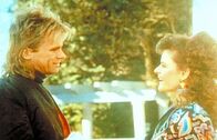 MacGyver – Lulu (Tamsin Kelsey, r.) bietet MacGyver (Richard Dean Anderson, l.) an, ihn nach Hause zu bringen, nachdem sie sein Fahrrad demoliert hat.