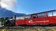 Eisenbahn-Romantik – Die Brienz-Rothorn-Bahn mit der ölbefeuerten Lok 15 auf den ersten Metern der Gebirgsstrecke – noch sind die Häuser von Brienz zu sehen.