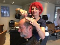 Verrückt nach Meer – Friseurin Chiara schneidet Bordarzt Winfried "Winni" Koller im bordeigenen Friseursalon die Haare.