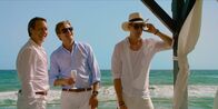 Exit – Adam (Simon J. Berger, l.), Henrik (Tobias Santelmann, M.) und William (Pĺl Sverre Hagen, r.) genießen die Party für den elitären Club der Superreichen. Die Stimmung in Saint-Tropez ist ausgelassen und kein Wunsch bleibt offen.
