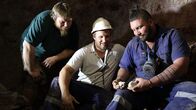 Outback Opal Hunters - Edelsteinjagd in Australien – Mooka Boys team picture, in their tunnel with opal. L-R: Colin Kathagen, Mathew.Kathagen, & Leif Tanzer, Andamooka SA