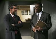 Criminal Minds – Sam Shapiro (Michael B. Silver, l.); Warden Charles Diehl (Roger Aaron Brown, r.)