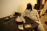 Drogen im Visier – Brooklyn, New York: Drogendealer Mac, der Heroin eintütet.