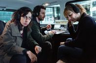 Tatort – Die Polizei hat ihren Mann eingeschleust und hört mit (v. li. n. re.): Tessa Ott (Carol Schuler), Noah Löwenherz (Aaron Arens) und Isabelle Grandjean (Anna Pieri Zuercher)