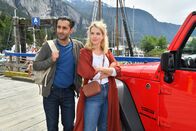 Das Traumschiff – Tarik Stein (Omar Akbar) unterstützt seine Freundin Corinna Sander (Leonie Brill) auf der Suche nach dem Autoren James Munro.