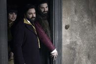 What We Do in the Shadows – (v.l.n.r.) Nadja (Natasia Demetriou); Laszlo (Matt Berry); Nandor (Kayvan Novak)