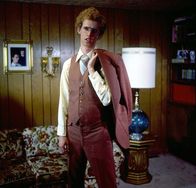 Napoleon Dynamite – Der exzentrische Teenager Napoleon Dynamite (Jon Heder) lebt im ländlichen Idaho. In der Schule ist er ein Außenseiter und zu Hause läuft's auch nicht wirklich gut. Doch als eines Tages ein neuer Mitschüler in sein Leben tritt, findet er einen Freund und Gleichgesinnten...