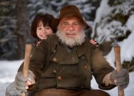 Heidi – Lustige Schlittenfahrt: Der Almöhi (Bruno Ganz) und Heidi (Anuk Steffen) auf dem Weg ins tief verschneite Dorf, wo sie den Winter verbringen werden.
