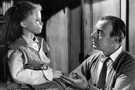 Es geschah am hellichten Tag – Es geschah am hellichten Tag Eine Falle für den Mörder: Heinz Rühmann als Kommissar Mätthäi mit einer Doppelgänger-Puppe Copyright: SRF/Praesens-Film