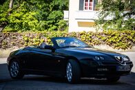 Hubert ohne Staller – Christina (Mitsou Jung) im Außeneinsatz- sie holt Riedl vom Rattlinger ab.