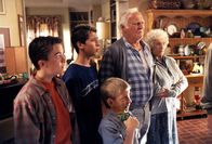 Malcolm mittendrin – (v.l.n.r.) Malcolm (Frankie Muniz), Reese (Justin Berfield), Dewey (Erik Per Sullivan), Victor (Robert Loggia) und Ida (Cloris Leachman) erhalten eine Standpauke.