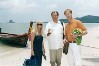 Das Traumschiff – Otto (Markus Majowski, M.) verfolgt Stefan (Oliver Stritzel, r.) und Anuschka (Susanne Uhlen, l.) auf dem Landausflug.
