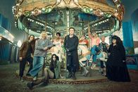Crazy Fun Park – Setfoto von Chester (Henry Strand), Mapplethorpe (Stacy Clausen), Violetta (Hannah Ogawa), Nimrod (Pedrea Jackson), Remus (Justin Holborow), Gonzo (Lee Halley), Siobhan (Charli Wookey), Zed (Jason Thompson)and Destinee (Georgia La Belle).