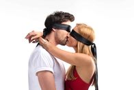 Kiss Bang Love – (2. Staffel) - Bei "Kiss Bang Love" geht es wieder auf Lippenfühlung: Welcher Küsser kann mit seinem Kuss überzeugen und kommt in die nächste Runde, in der er erste Blicke mit dem Kusspartner austauschen darf?