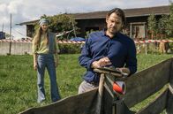 Zimmer mit Stall – Sie ist der Grund für Jans (Alexander Beyer) „Auszeit“ in der Bergpension: Anna (Lucy Wirth) hat eine Nachricht für ihren Exfreund.