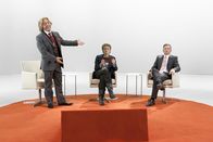 Switch Reloaded – Thomas Gottschalk (Bernhard Hoëcker, l.) begrüßt seine Gäste Günter Jauch (Michael Kessler, r.) und Renate Künast (Martina Hill, M.) im Studio ...