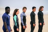 The Last Wave – Die Surfer machen sich bereit gegen die Wolke zu kämpfen. (v.l.n.r. Jordy Grembre, Marie Dompnier, Roberto Calvet, Théo Christine, Paul Duvignau).