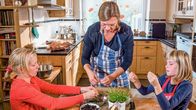 Zu Tisch ... – Zu Tisch Rheinland – Deutschland Johanna, Heidi und Elisabeth Kircher bereiten die Füllung für die Martinsgans zu. Copyright: SRF/Dieter Stürmer