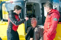 Die Bergretter – Franz (Heinz Marecek, M.) hatte einen Unfall beim Transport des Christbaumes. Tobias (Markus Brandl, l.) und Michael (Robert Lohr, r.) helfen sofort. in Verbindung mit der Sendung bei Nennung ZDF/Thomas R. Schumann