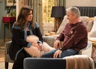 Man with a Plan – Andi Burns (Liza Snyder, l.); Adam Burns (Matt LeBlanc, r.)