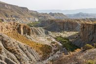Abenteuer Spanien – Dass Andalusien die trockenste Region Europas ist, ist an der Wüste von Tabernas sichtbar: Lavaklippen werfen kantige Schatten, hohe Dünen stehen als silbrig schimmernde Sandberge vor dem Horizont.