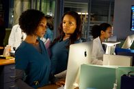 Chicago Med – Chicago Med Staffel 5 Folge 16 Kennt ihr Geheimnis: Yaya DaCosta als April Sexton, Marlyne Barrett als Maggie Lockwood