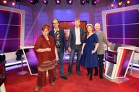 Meister des Alltags – Florian Weber stellt in seinem Wissensquiz „Meister des Alltags“ die Alltagstauglichkeit seiner prominenten Kandidaten auf die Probe. „Meister des Alltags“ spendet seinen Gewinn einem guten Zweck. v.li. Alice Hoffmann, Christoph Sonntag, Florian Weber, Enie van de Meiklokjes und Bodo Bach.