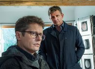 Der Bergdoktor – Martin (Hans Sigl, r.) bringt schlechte Nachrichten. Thomas Mannfeld (Roman Knižka, l.) muss sich vorerst von seiner großen Liebe Lisa fernhalten, da die sich nach dem Unfall nicht mehr an die gemeinsame Zeit erinnert und eine Konfrontation schwere Folgen haben könnte.