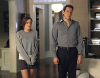 Ringer – Andrew (Ioan Gruffudd, r.) verspricht Juliet (Zoey Deutch, l.), sie weiterhin zu unterstützen und hinter ihr zu stehen, nachdem sich ihre Mutter von ihr abgewendet hat ...