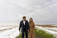 Der Schimmelreiter – Hauke Haiens (Max Hubacher) Frau Elke (Olga von Luckwald) steht hinter ihm und hilft, seine wegweisende Zukunftsvision des Küstenschutzes umzusetzen.