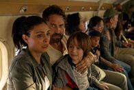 Greenland – Familie Garrety (Morena Baccarin, l., Gerard Butler, M. und Roger Dale Floyd, r.) hat ein rettendes Ticket nach Grönland bekommen.