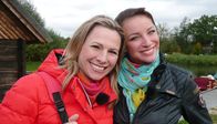 Wunderschön! – Moderatorin Andrea Grießmann wird begleitet von Sängerin EliZa (r.), die ihr ihre Heimat zeigt und sie in die Sagenwelt der Region einführt.