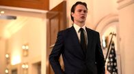 Tokyo Vice – Jake (Ansel Elgort) bei einem Empfang in der US-Botschaft.