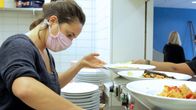 7 Tage ... – In der gemeinnützigen Ada-Kantine in Frankfurt helfen rund 200 Freiwillige leckeres, qualitätsvolles und kostenloses Essen anzubieten.