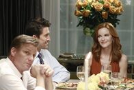 Desperate Housewives – Während Bree (Marcia Cross, r.) beschließt, Chuck (Jonathan Cake, M.) bei dessen Scheidung zu helfen, steht die Zukunft von Lynette und Tom (Doug Savant, l.) auf dem Spiel ...