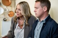 The Flight Attendant – Emotionales Wiedersehen: Sharon Stone als Lisa Bowden und T.R. Knight als Davey Bowden