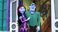 Vampirina – "Disneys Vampirina", "Das ist ja zum Flattern! / Eine Pension zum Gruseln." Das ist ja zum Flattern!Gemeinsam mit ihren Eltern zieht Vampirina vom fernen Transsylvanien in die menschliche Zivilisation. Die Ankunft in Pennsylvania ist für die Familie ein Schock. Alle hier sind furchtbar schreckhaft. Schnell ist klar: Wenn die kleine Vampirin in der neuen Heimat Freunde finden will, darf nichts an ihr gruselig sein. Doch das ist gar nicht so einfach bei jemandem mit blauer Hautfarbe, spitzen Zähnen und süßen Monstern unter dem Bett. Eine Pension zum GruselnFür Vampirinas Mutter Oxana geht ein lang gehegter Wunsch in Erfüllung: Endlich kann sie ein Spukhotel eröffen. Immer schon hat Oxana davon geträumt. Bislang gibt es allerdings nur ein einziges Gästezimmer. Und das ist schneller als gedacht auch gleich doppelt belegt: Sowohl Vampirinas Nachbarn als auch zwei Vampir-Schwestern wollen darin übernachten. Ob das gut geht?
