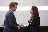 The Mentalist – Lisbon (Robin Tunney, r.) hat Jane (Simon Baker, l.) verhaften lassen, damit er wieder mit dem FBI zusammenarbeitet - doch wird er sich dafür wieder bereit erklären?