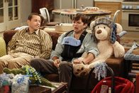 Two and a Half Men – Der Traum vom Vatersein ist vorerst geplatzt. Kathy hat sich dazu entschieden, ihr Kind zu behalten. Für Walden (Ashton Kutcher, r.) und Alan (Jon Cryer, l.) bricht eine Welt zusammen ...