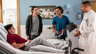 In aller Freundschaft - Die jungen Ärzte – Matteo Moreau (Mike Adler, r.) und Ivo Maric (Jakob D'Aprile, 2.v.r.) wundern sich über das übertrieben kumpelhafte Verhältnis von Luc Lehmann (Mert Dincer, l.) und dessen Vater Josch Widmer (Mehmet Sözer, 2.v.r.).