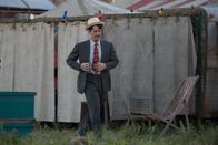American Horror Story – Stanley (Denis O'Hare) macht sich auf die Suche nach den Zwillingen - schließlich können diese ihm immer noch viel Geld einbringen ...