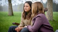 Sturm der Liebe – Maxi (Katharina Schueba, l. mit Isabell Stern, r.) ist durch Vincents Unfall nochmal klar geworden, wie gerne sie Ärztin war.; ARD STURM DER LIEBE FOLGE 4324 Uhr im ERSTEN. Maxi (Katharina Schueba, l. mit Isabell Stern, r.) ist durch Vincents Unfall nochmal klar geworden, wie gerne sie Ärztin war.