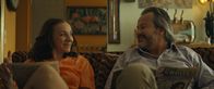Derby Girl – Sylvie (Édith Baldy) und Denis Bouvier (Olivier Mag) versuchen gemeinsam, Kreuzworträtsel zu lösen. Sie haben viel Spaß dabei.