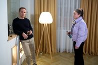 Rote Rosen – Florian (Stefan Plepp, l.) kann vor Mia (Leonie Beuthner, r.) nicht verbergen, dass sein Leben für ihn durch die Trennung in Trümmern liegt.