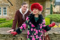 Agatha Raisin – Die Weihnachtsfeiertage rücken näher und ein neuer Fall beschäftigt die Privatdetektivin Agatha Raisin (Ashley Jensen) und ihren Assistenten Roy Silver (Mathew Horne). Denn auf einem englischen Landsitz erwartet die beiden eine schaurige Weihnachtsüberraschung.