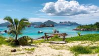 Verrückt nach Meer – Blick vom Strand der Seychellen-Insel Praslin auf die "Weiße Lady".
